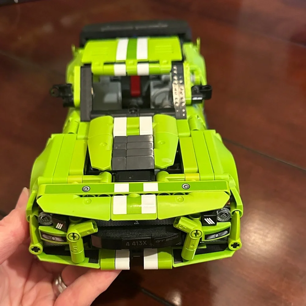 LEGO Technic Ford Mustang Shelby GT500 Set # 42138 - Picture 4 of 14